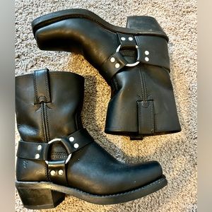 Frye 8R Women’s short Harness boots (Fits Sz 8)